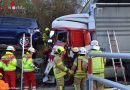 Deutschland: Lkw-Lenker prallt auf Neuwagentransporter: Person massiv eingeklemmt