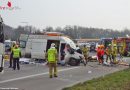 Deutschland: Autobahn-Unfall am Stauende bei Ratingen: Person klemmt massiv in Transporter