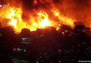 Deutschland: Stapel mit 600 Altautos auf Schrottplatz in Recklinghausen in Flammen