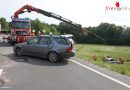 Oö: Auto bei Verkehrsunfall auf der Salzkammergutstraße in Regau über steile Böschung geschleudert