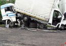 Oö: Pkw klemmt nach Unfall auf A8 zwischen / unter Lkw → ein Todesopfer