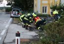 Oö: Autolenkerin kracht bei Unfall auf der Gmundener Straße in Roitham am Traunfall gegen Gartenmauer