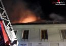 Stmk: Großeinsatz bei Dachstuhlbrand am Hl. Abend in der Altstadt von Rottenmann