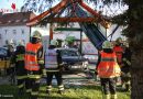 Oö: Lenkerin kracht in Sattledt mit Auto in einen Informationspavillon