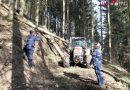 Oö: Personenrettung in Scharnstein → Forstarbeiter in Traktor eingeklemmt