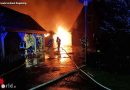 Deutschland: Holzschuppen-Feuer erfasst Wohnhaus → 13 Wehren im Einsatz