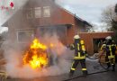 Deutschland: A-Klasse-Mercedes in Schiffdorf in Vollbrand