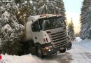 Stmk: Lkw rutscht talwärts → Lenker abgesprungen, Fahrzeug hängt über Waldböschung