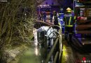 Oö: Auto bei Verkehrsunfall in Schlatt seitlich in Bach gestürzt