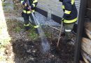 Oö: Größerer Schaden durch raschen Feuerwehreinsatz bei brennendem Holzstoß verhindert.