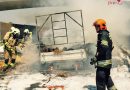 Nö: Brand eines Strohanhängers setzt auch Pkw in Flammen (B17, Sollenau)