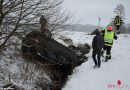 Oö: Auto in St. Roman in Bach geschlittert