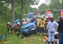 Deutschland: Transporter kracht gegen Baum: Fahrer hinausgeschleudert, Beifahrer eingeklemmt