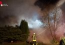 Deutschland: Feuer zerstört Dachstuhl eines ehemaligen Bauernhauses in Buxtehude