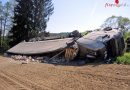 Stmk: Sattelschlepper mit 24 Tonnen Zement bei Stainz über Böschung gestürzt