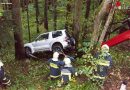 Oö: Autobergung mit Kran des Schweren Rüstfahrzeuges aus Waldstück in Steinbach am Ziehberg