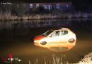 Deutschland: Mit Pkw im Teich gelandet