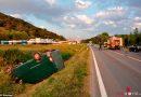 Oö: Kleintransporter bei Verkehrsunfall in Steyregg am Dach liegend im Graben gelandet