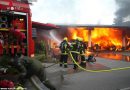 Nö: Verletzter und Großbrand nach Pkw-Reparatur → Einsatz von acht Wehren