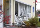 Oö: Auto durchschlug bei Verkehrsunfall in Thalheim bei Wels Fassade eines Büros