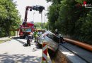 Oö: Auto stürzt bei Verkehrsunfall mit Baustellenfahrzeug in Traun teilweise in Baugrube