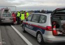 Nö: Pkw fährt auf S5 Lkw auf – Autolenkerin im Fahrzeug eingeschlossen