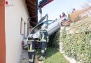 Oö: Fahrerloser Pkw rollt Siedlung hinab und kracht gegen tieferliegende Hausmauer