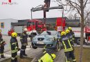 Nö: Aufsitzender Pkw am Supermarkt-Parkplatz in Waidhofen