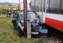 Oö: Auto auf Bahnübergang in Waizenkirchen von Regionalzug erfasst → eine Schwerverletzte