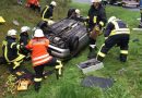 Deutschland: Zugübung Feuerwehr Walsrode → Pkw am Dach liegend, Verletzte eingeklemmt