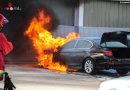 Oö: Fahrzeugbrand am Parkplatz eines Autohauses in Wels