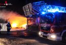 Oö: Auto samt Wohnwagenanhänger und Carport standen in Wels in Vollbrand