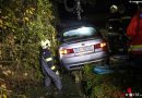 Oö: Autolenker blieb mit Fahrzeug im Bachbett hängen
