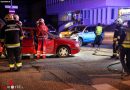 Oö: Eingeschlossene Person von Feuerwehr aus Unfallfahrzeug in Wels befreit