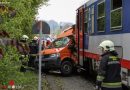 Oö: Kleintransporter auf Bahnübergang in Wels von Triebwagen der Almtalbahn erfasst