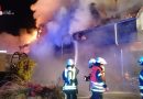 Deutschland: Autobrand unter Carport dehnt sich auf Wohnhausdachstuhl aus → 3 Fw-Leute verletzt