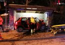 Schweiz: Frau kracht mit Pkw in Buswartehäuschen – Feuerwehr befreit Eingeklemmte