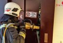 Wien: Feuerwehr muss verformten Aufzug zur Personenbefreiung mit Spreizer öffnen
