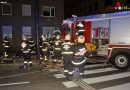 Wien: Feuerwehrmann nach Kollision mit Pkw und Laternenmast im Einsatzfahrzeug eingeklemmt