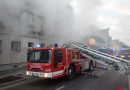 Wien: Passanten bemerkten Rauchaustritt aus Fenster – eine Person aus verbarrikadierter Wohnung gerettet