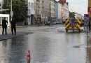 Wien: Wasserohrbruch im 21. Bezirk → Fahrbahn und Straßenbahngleis geflutet