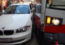 Wien: Verkehrsunfall Pkw und Straßenbahn: Fahrzeuglenkerin über Heckklappe befreit