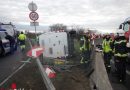 Wien: Lieferwagen auf A23 über Betonleitwand katapultiert