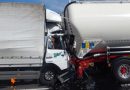 Wien: Lkw-Auffahrunfall fordert einen Schwerverletzten → Feuerwehr befreit Lenker
