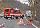 Wien: Kastenwagen kracht in Wien-Kalksburg gegen zwei Bäume