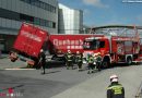 Nö: Missglücktes Fahrmanöver → Lkw-Anhänger in Wiener Neudorf umsturzdrohend