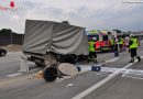 Nö: Klein-Lkw kracht auf A2 gegen Betonleitwände und Baustellengerüst