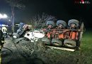 Deutschland: Silo-Lkw in Xanten gegen Baum gekracht und umgestürzt, Lenker eingeschlossen