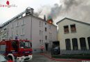D: Zwei Drehleitern bei offenen Dachstuhlbrand im Einsatz