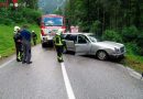 Pkw kommt von der Straße ab und bleibt an einem Wurzelstock hängen